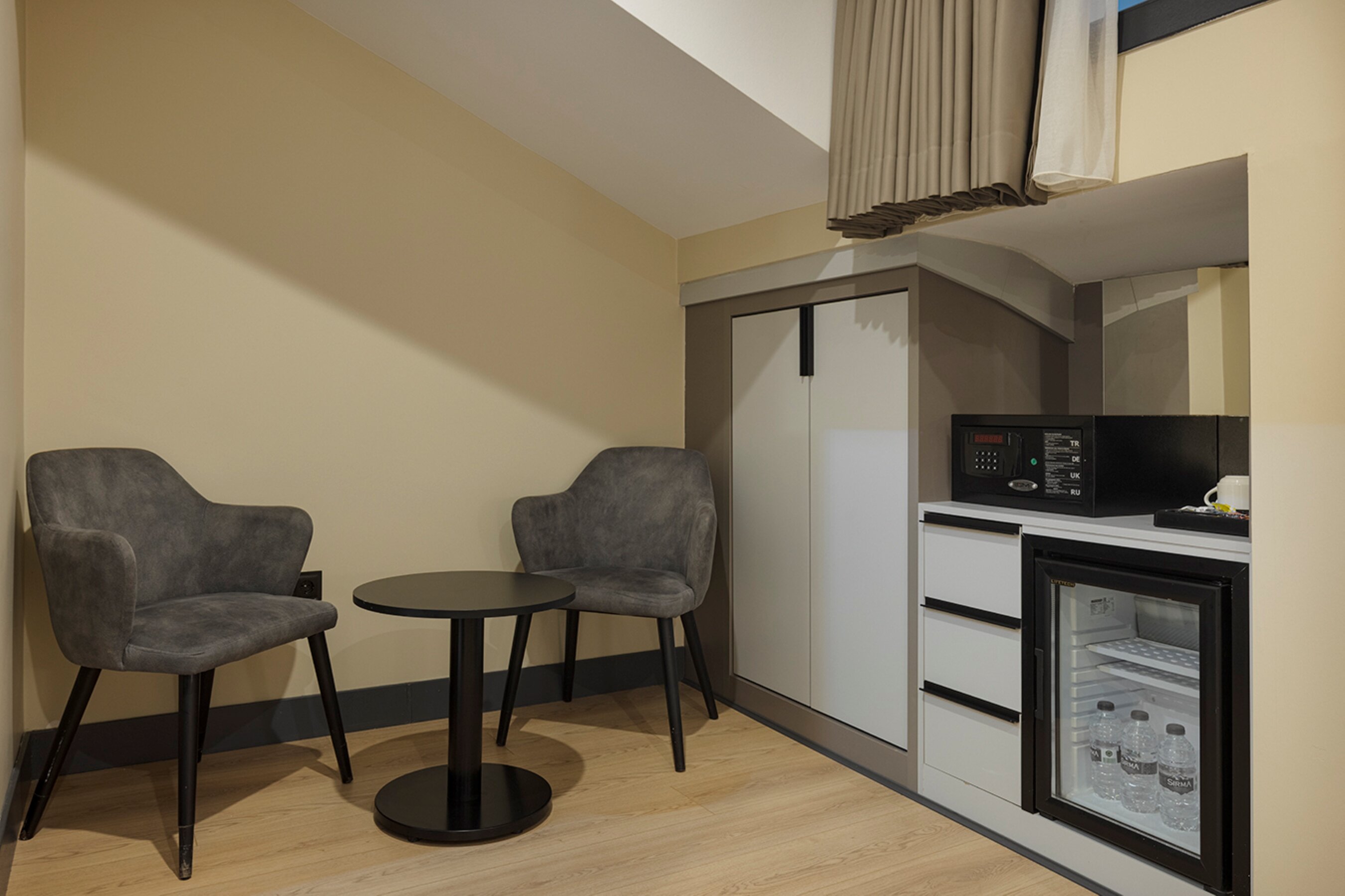 1 Queen 1 Single Premium Room