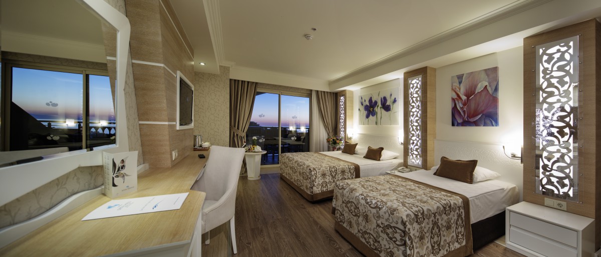 Crystal Sunset Luxury Resort & SPA Standart Oda Kara Manzaralı