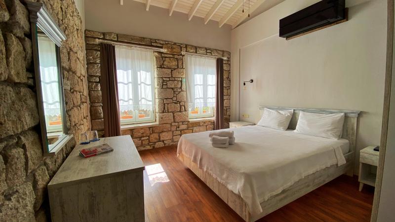 Deluxe Room (3 Person)
