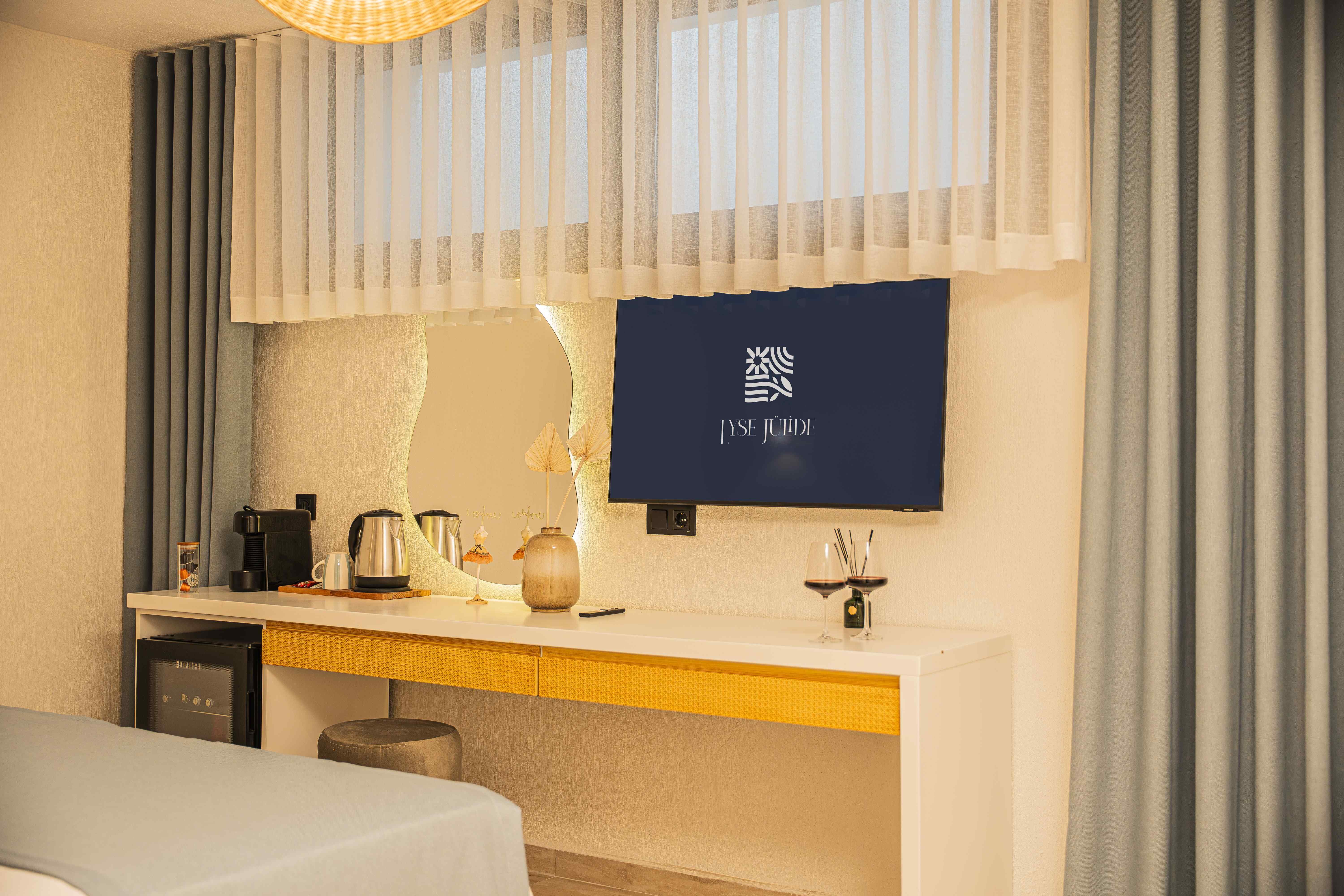 Standart Room With King Bed -1. Kat
