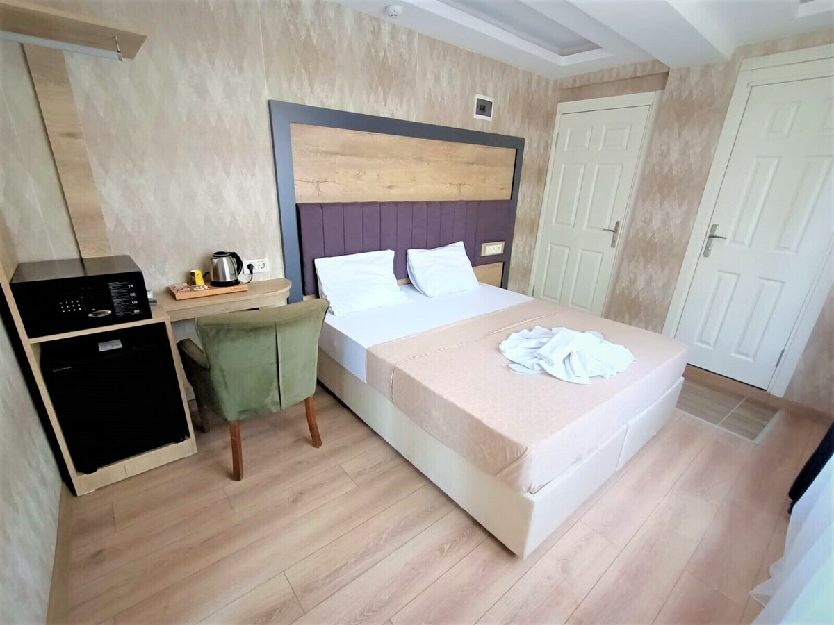 Single Room (1 Person)