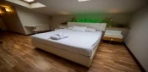 Penthouse Cam Tavanlı Oda Görseli