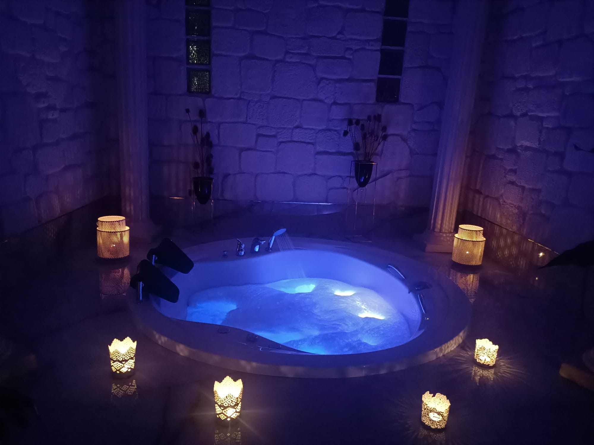 Himalayan Salt Room, Garden View, Decorative Fireplace & Jacuzzi
