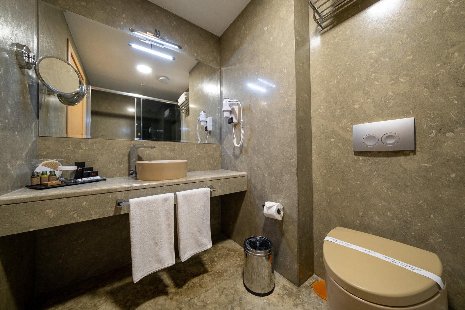 Avec Hotel · 50
