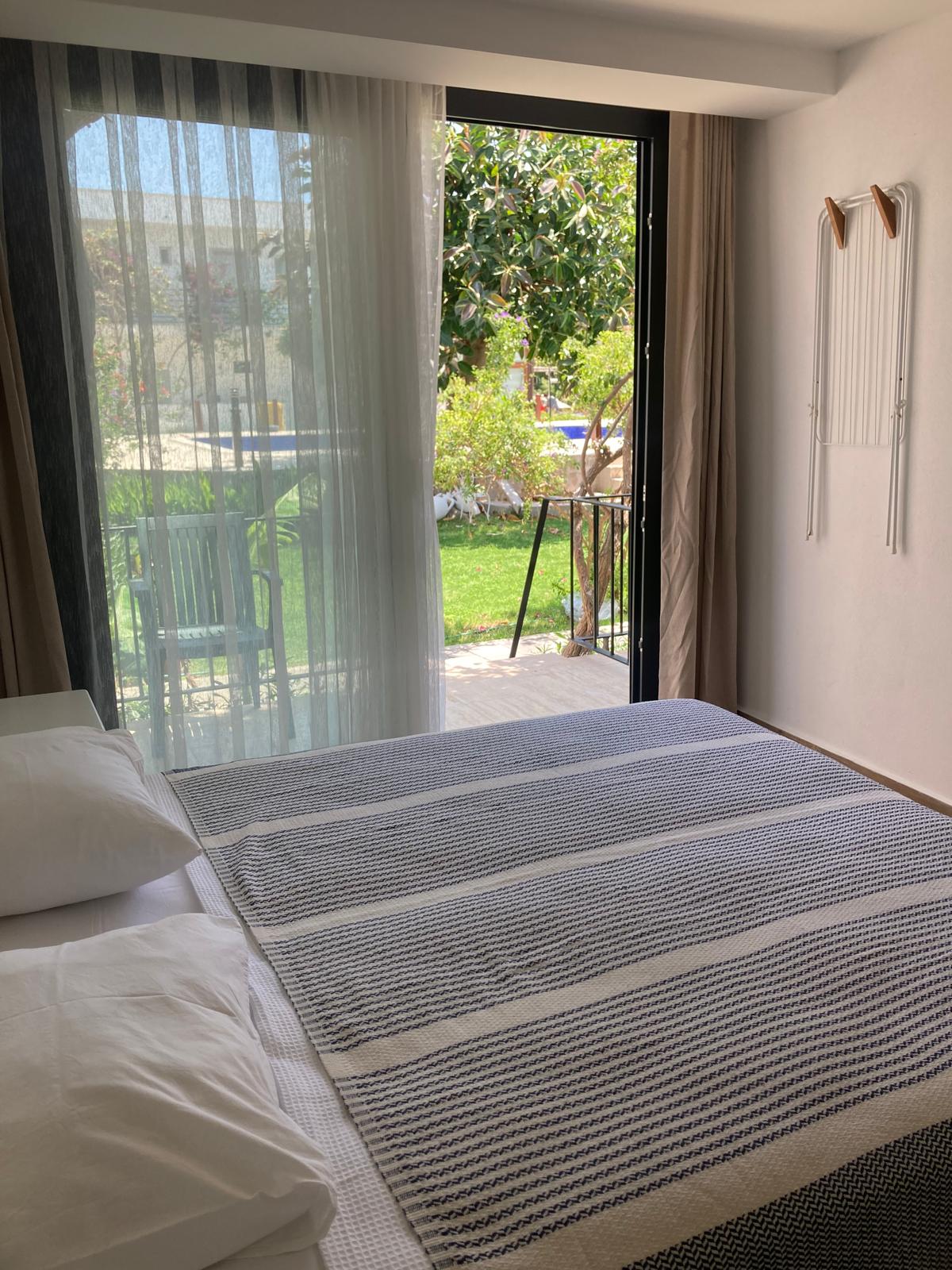 Has Balcony Room (Balcony)