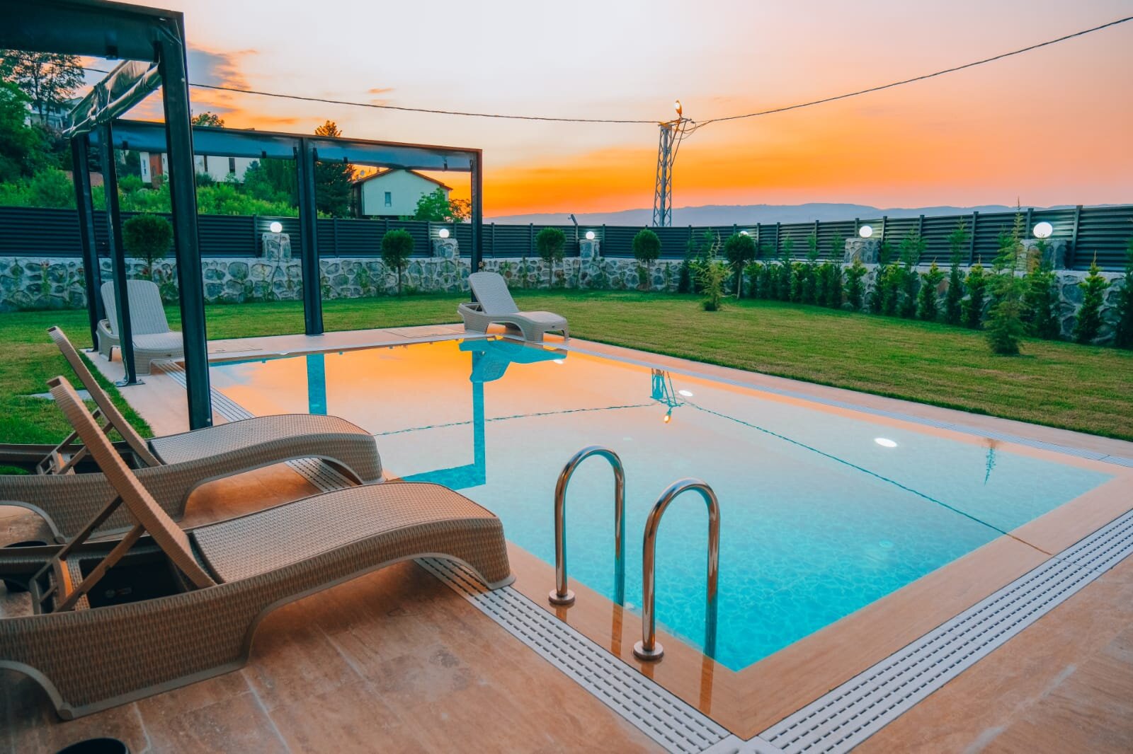 4+1 Isıtmalı Havuzlu, Şömineli Villa