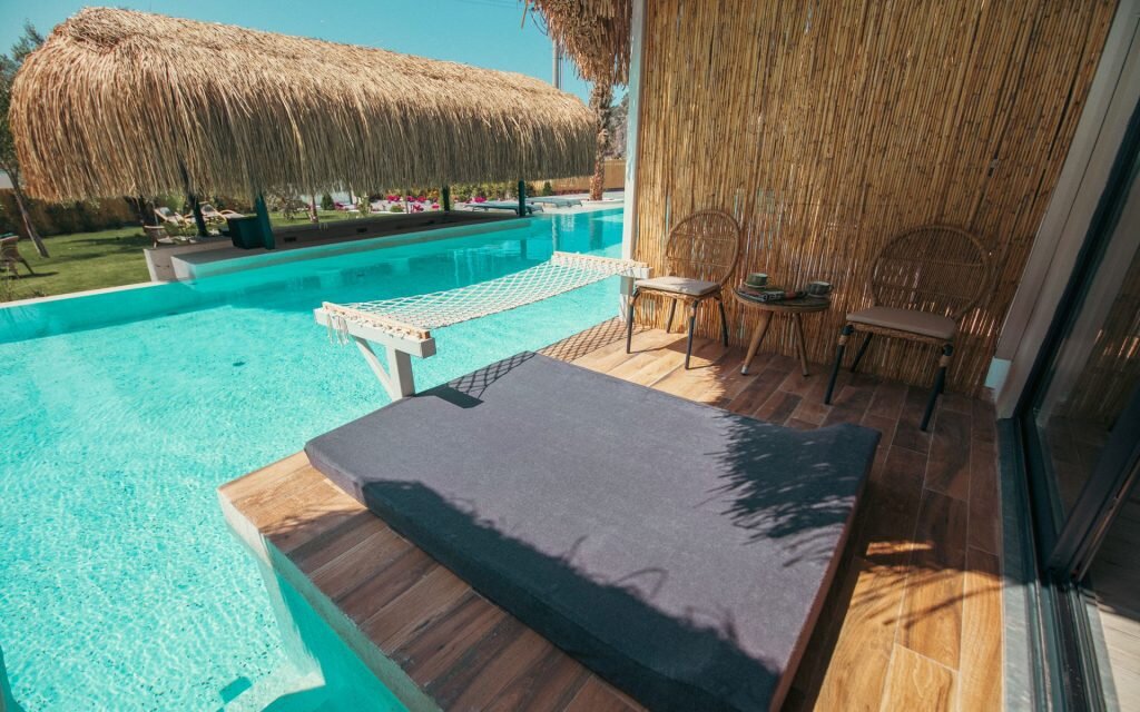 Swim Up Room