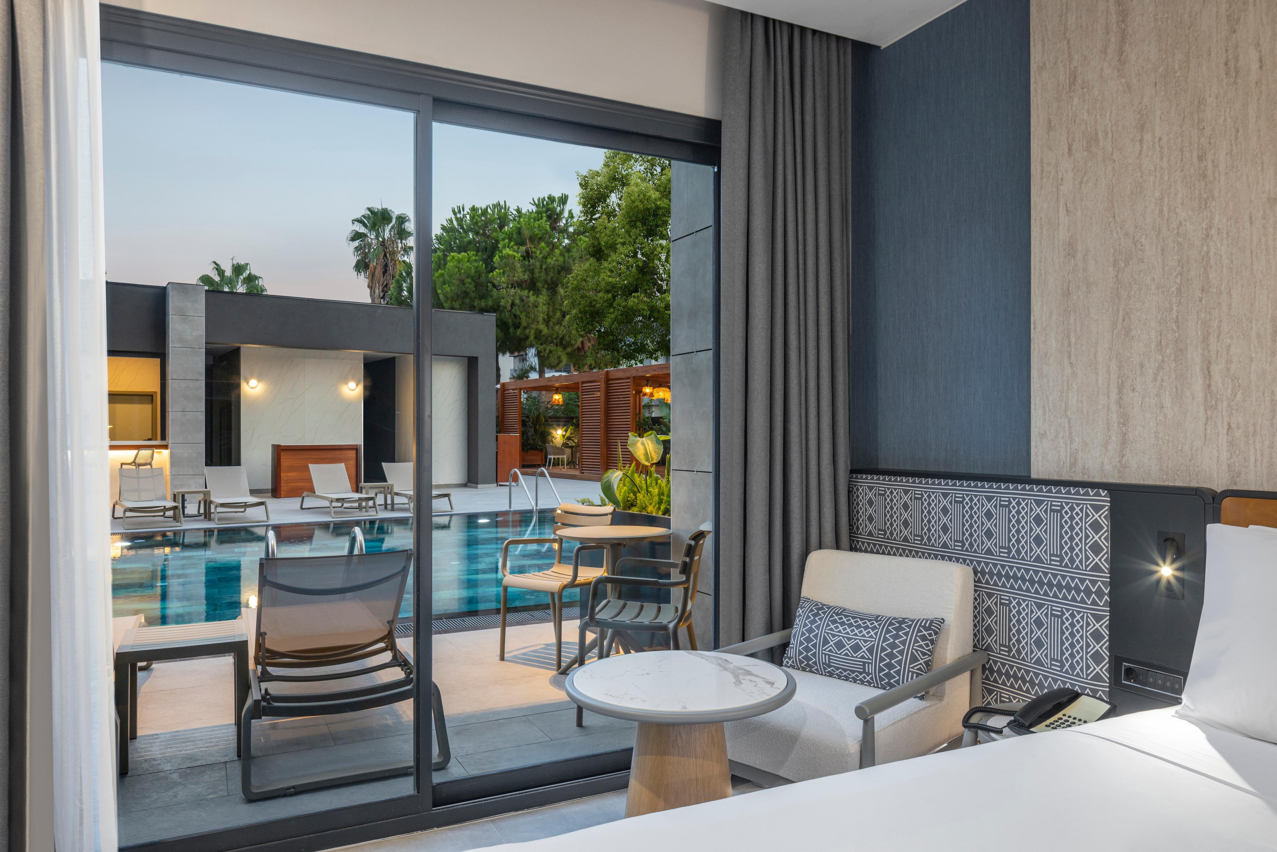 Privilege Swim Up Room