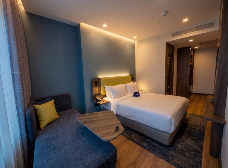 1 Queen Standard Room with Balcony and Sofa Bed