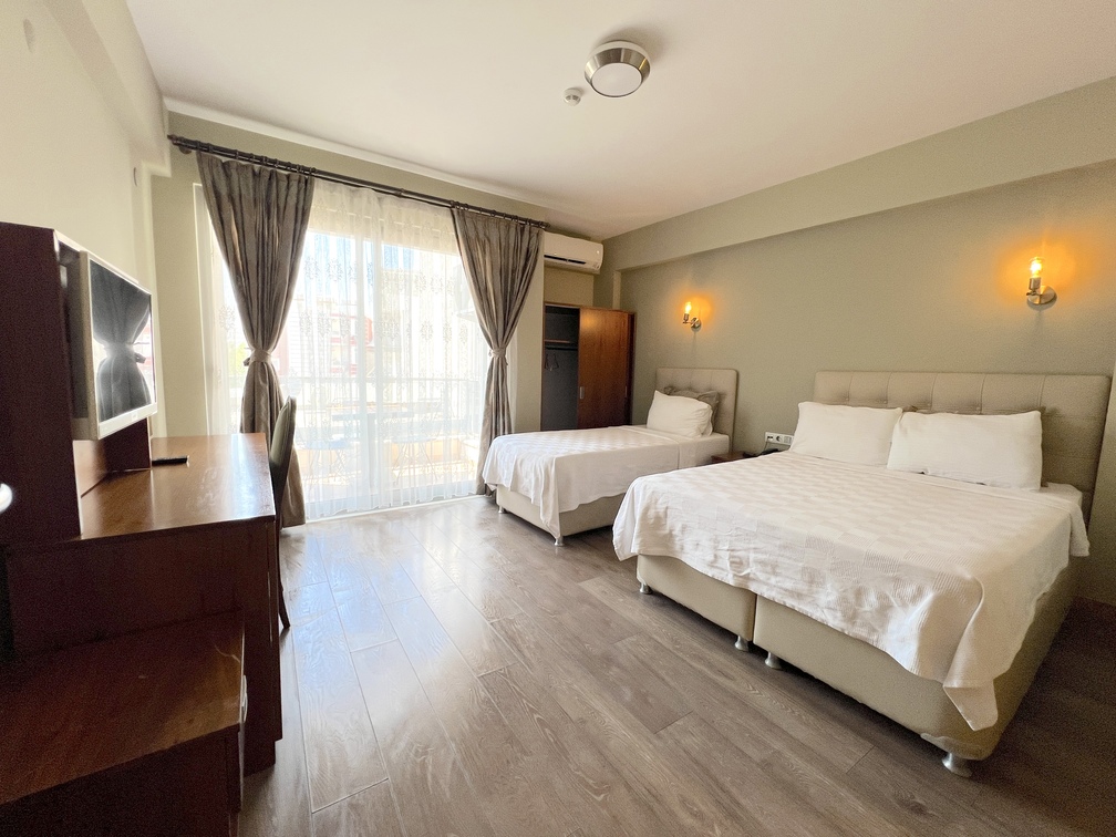 Deluxe Room (3 Person)