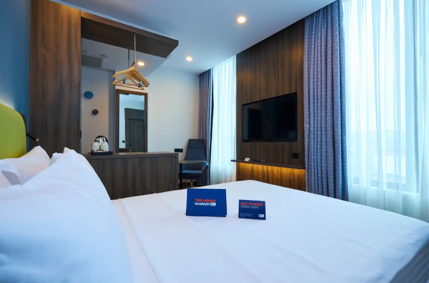 1 Queen Standard Room