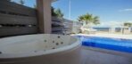 King Suit Pool Room Deniz Manzaralı Görseli