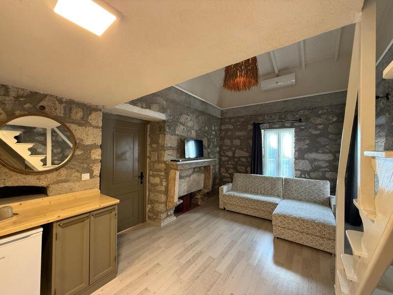 UZIVA Loft Suite