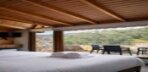 Doğa Manzaralı Ahşap Çatı Katı Oda Görseli