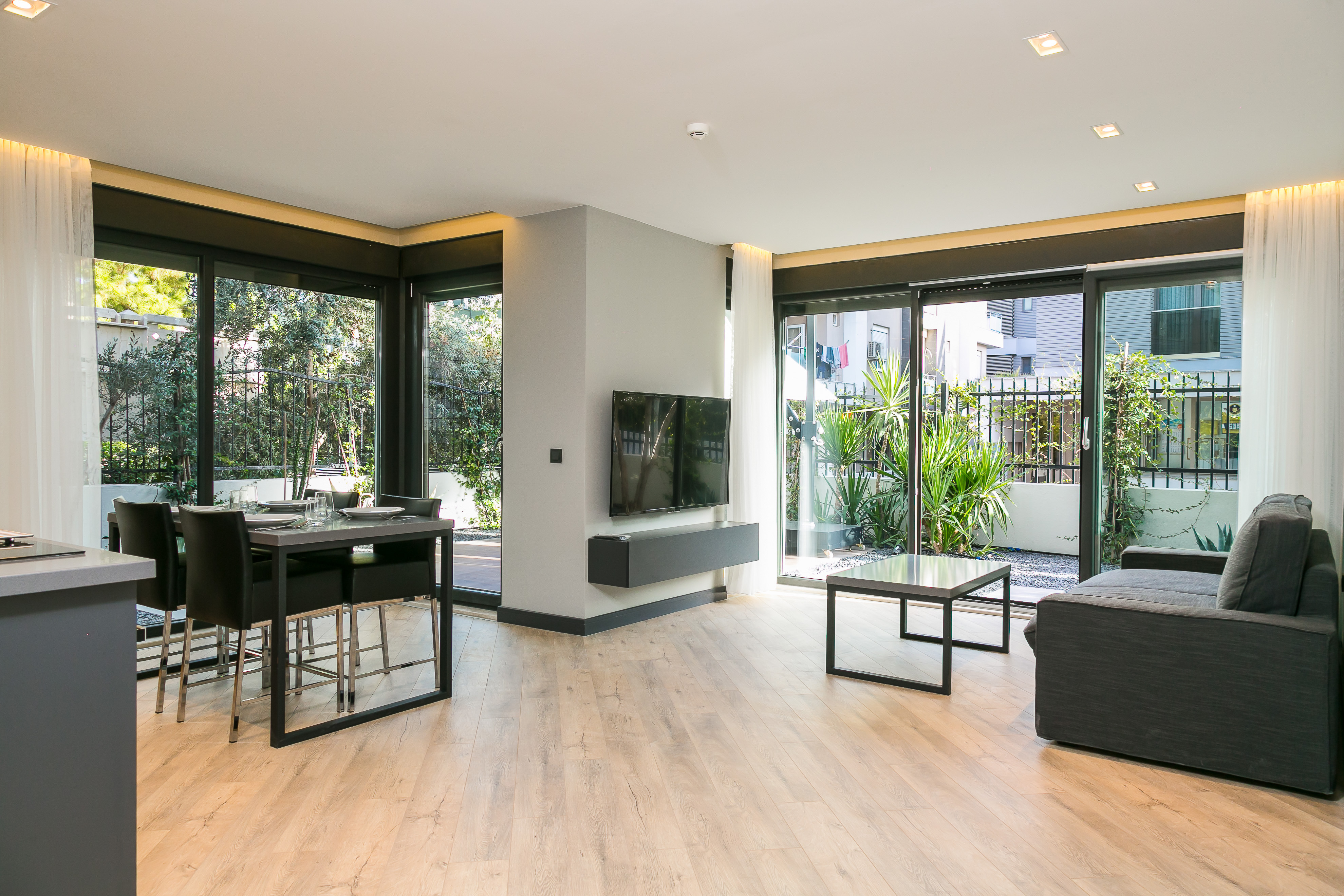 Suit Oda, Bahçe Manzaralı