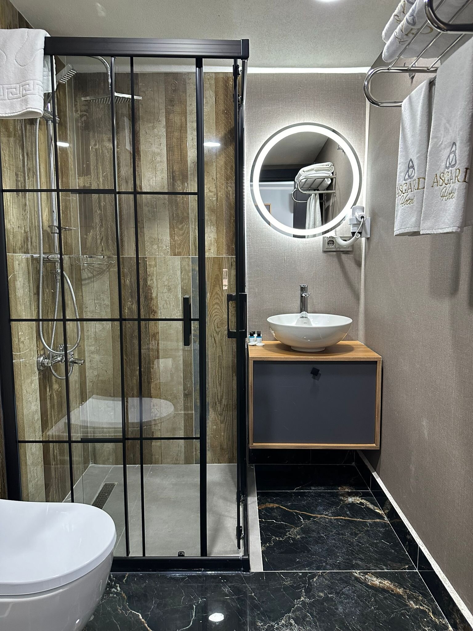 Asgard Hotel · 6