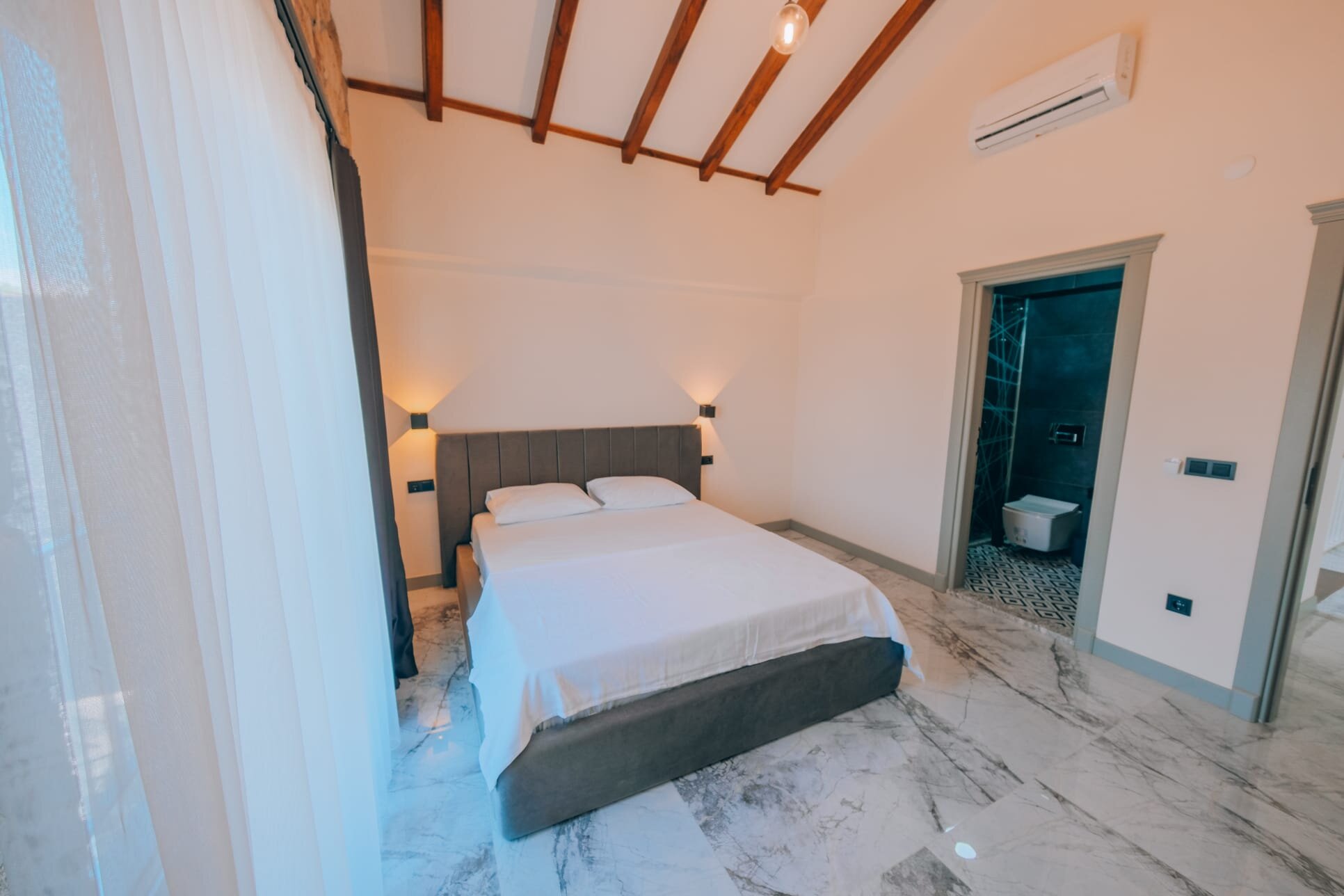 4+1 Isıtmalı Havuzlu, Şömineli Villa