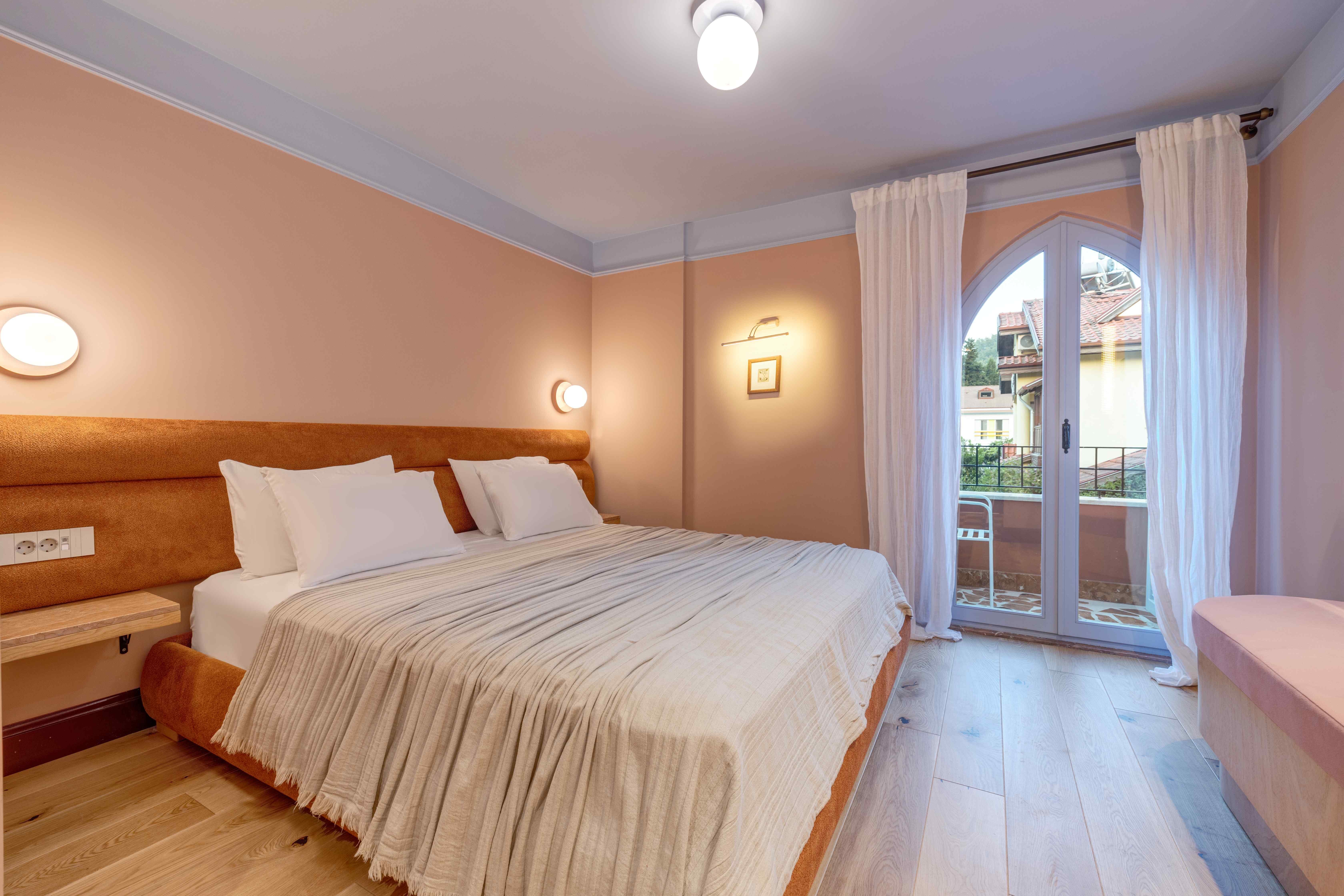 Has Balcony Room (Balcony)