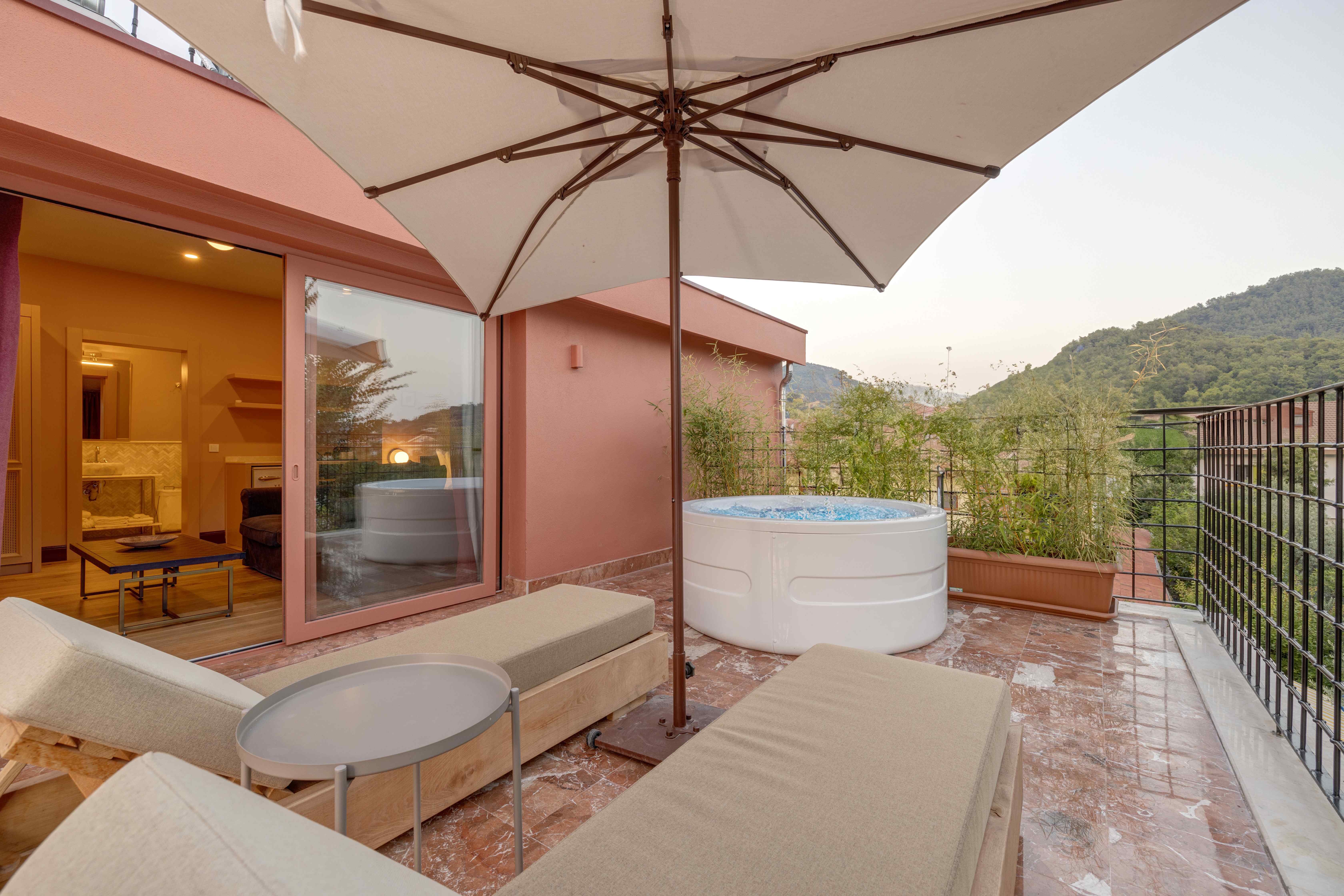 Suite Room (Jacuzzi, Terrace)