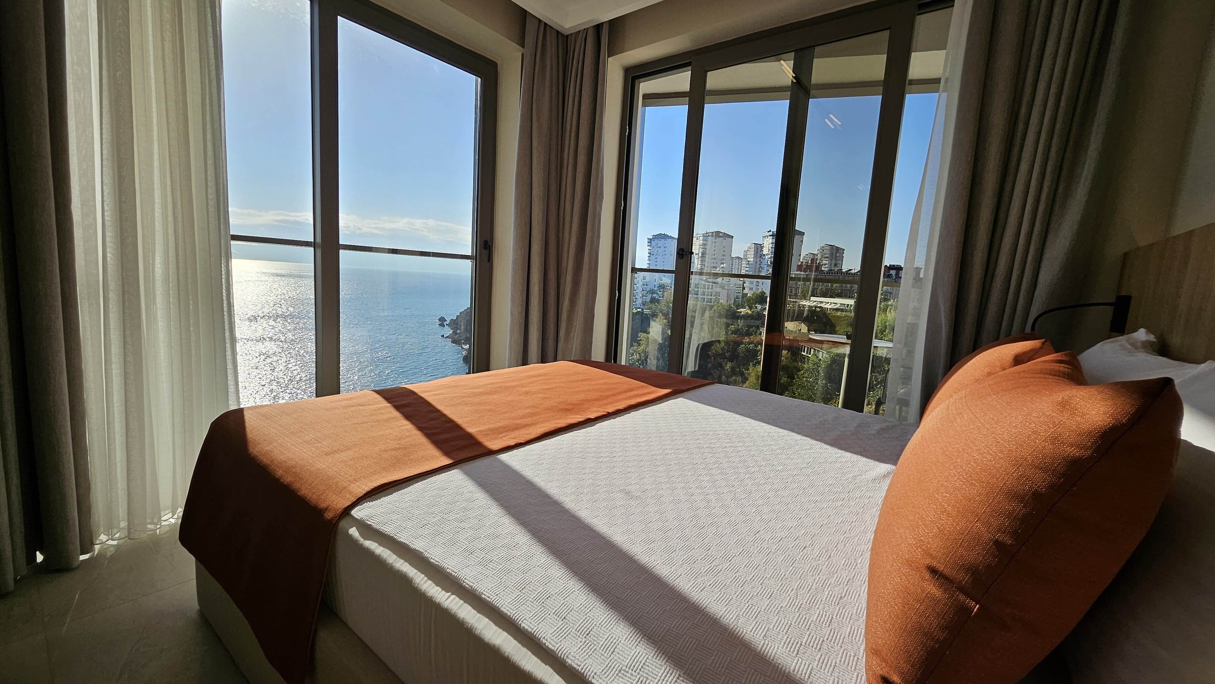 Panoramik Deniz Manzaralı Luxury Balkonlu Oda