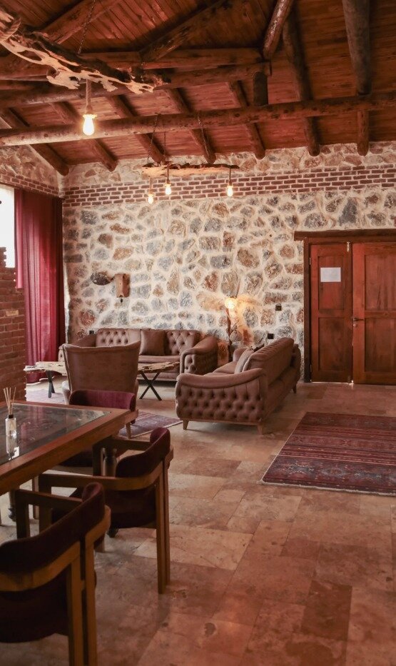 Taş Villa Göl Manzaralı Jakuzi ve Isıtmalı Havuzlu