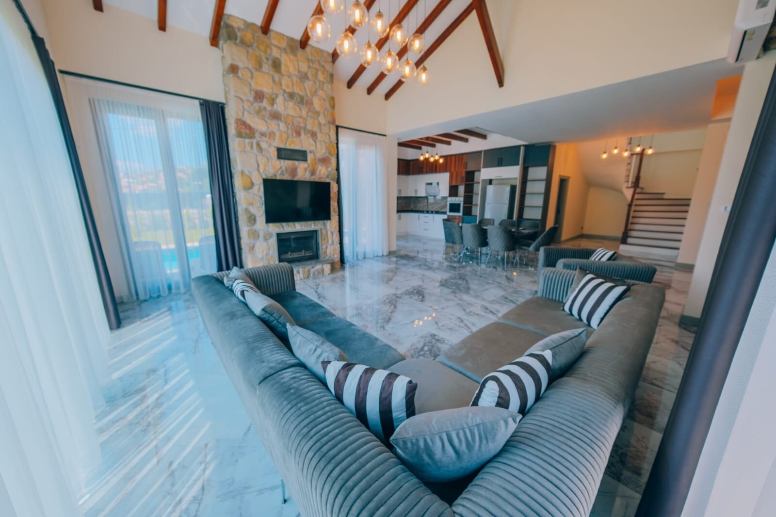 4+1 Isıtmalı Havuzlu, Şömineli Villa