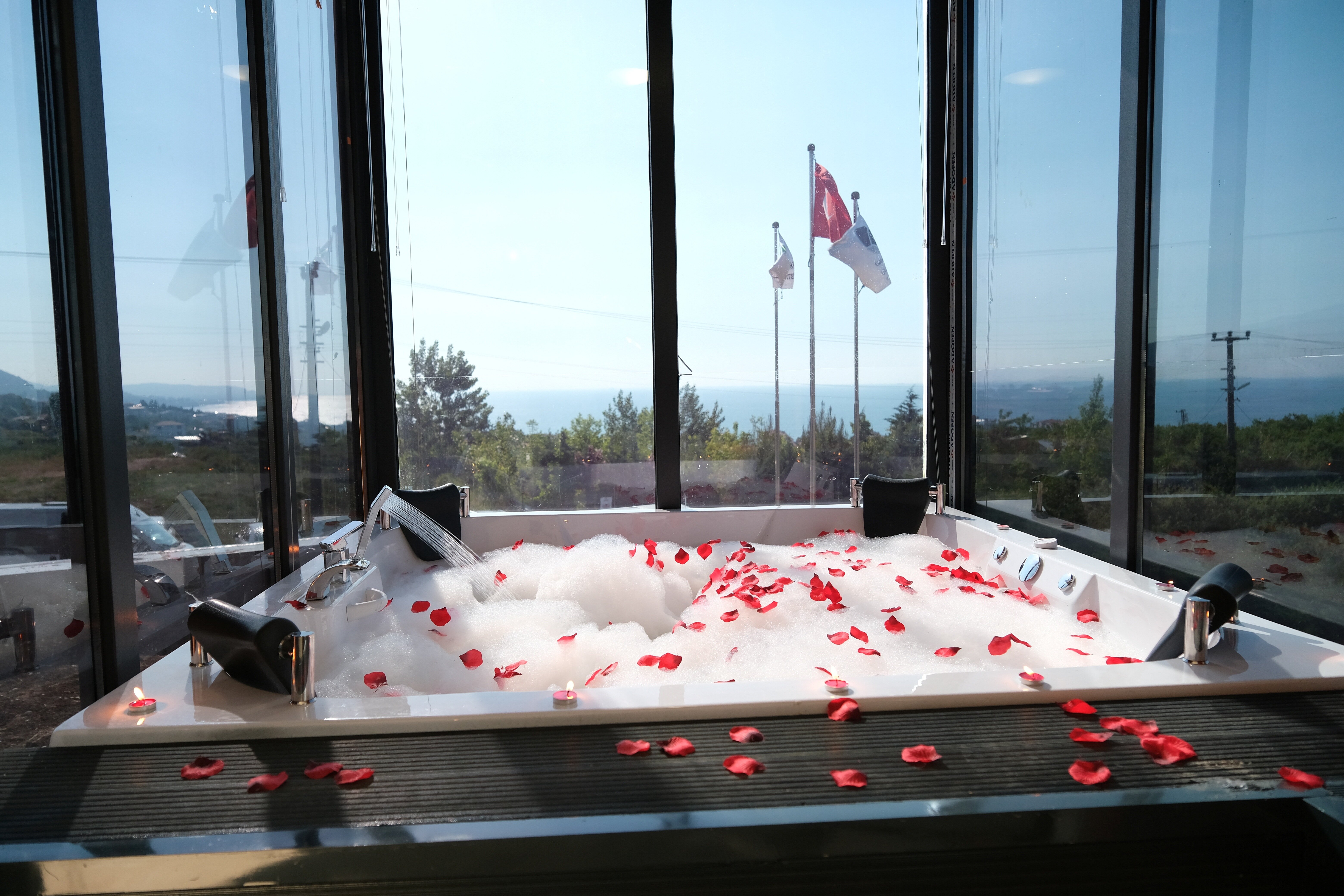 Honeymoon Suite Room (Jacuzzi)