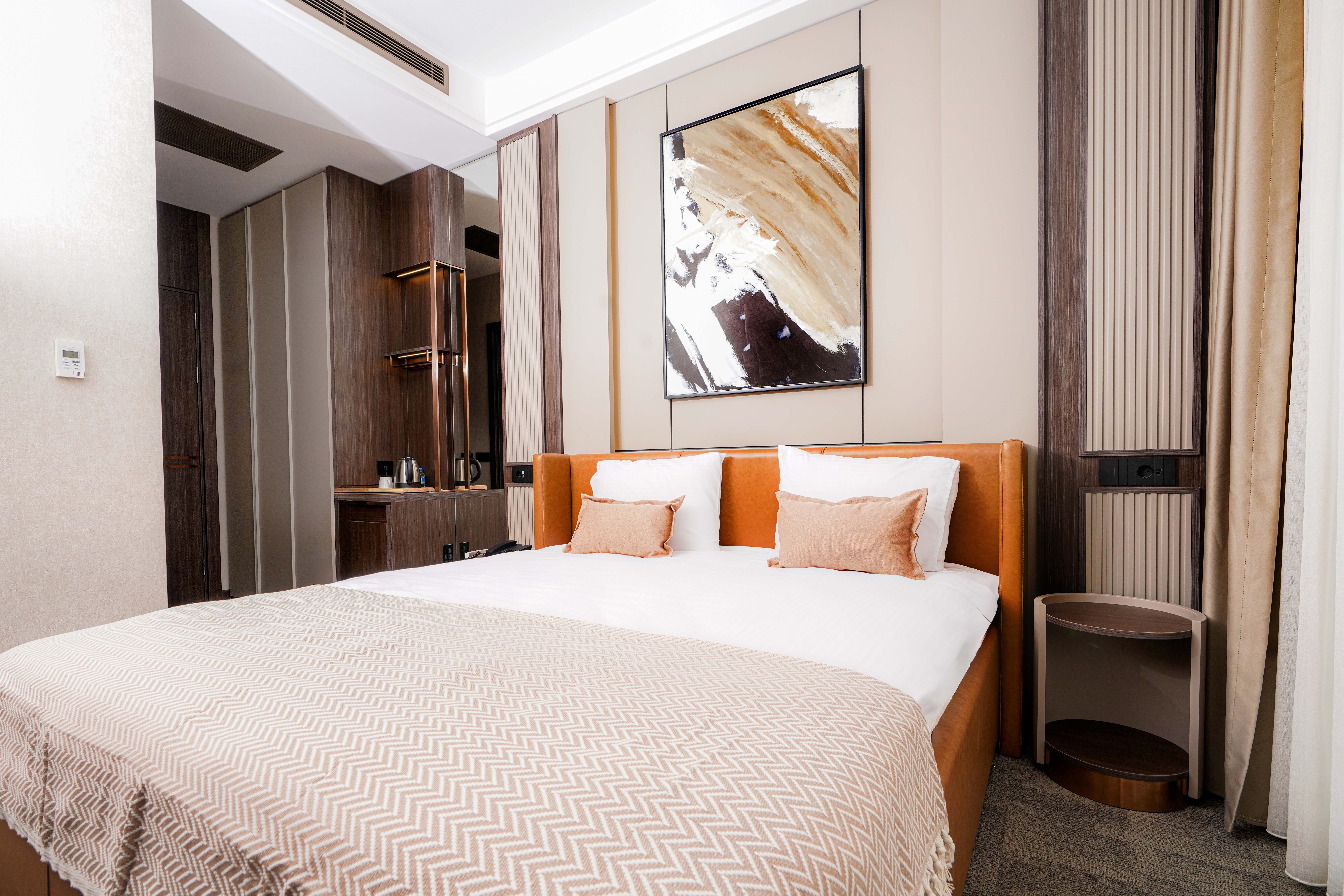 Corner Room, Land View