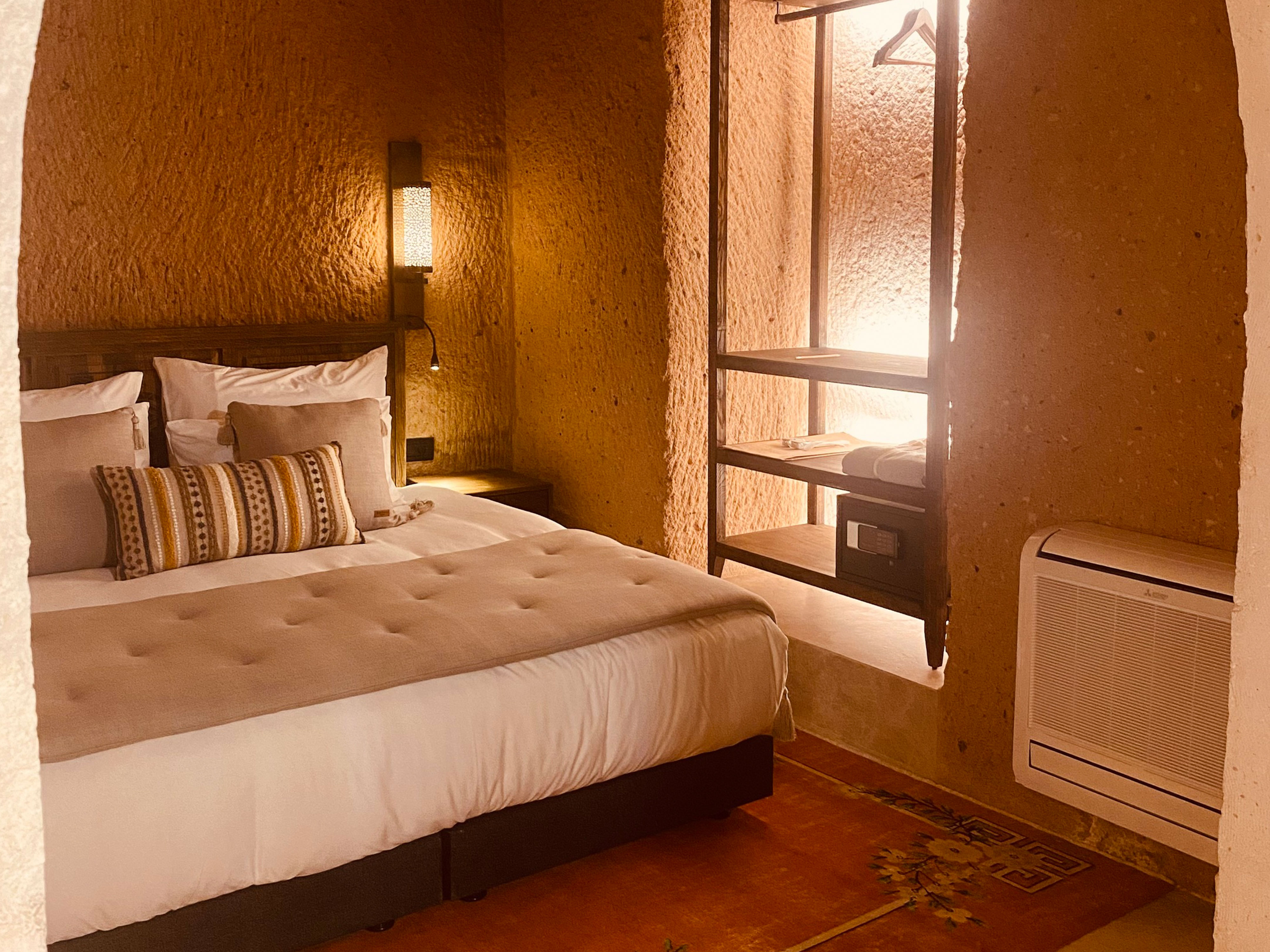 Deluxe Cave Suite Room