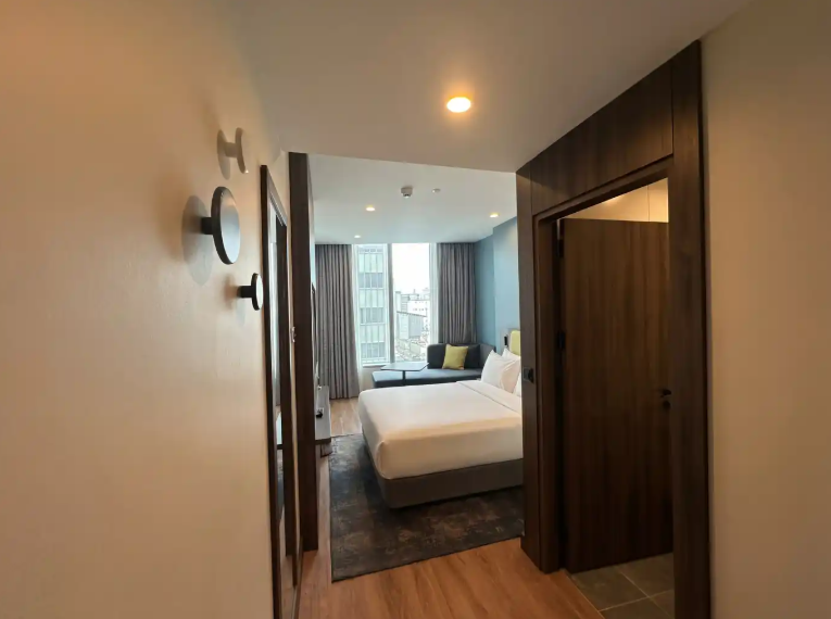 1 Queen Standard Room with Sofa Bed