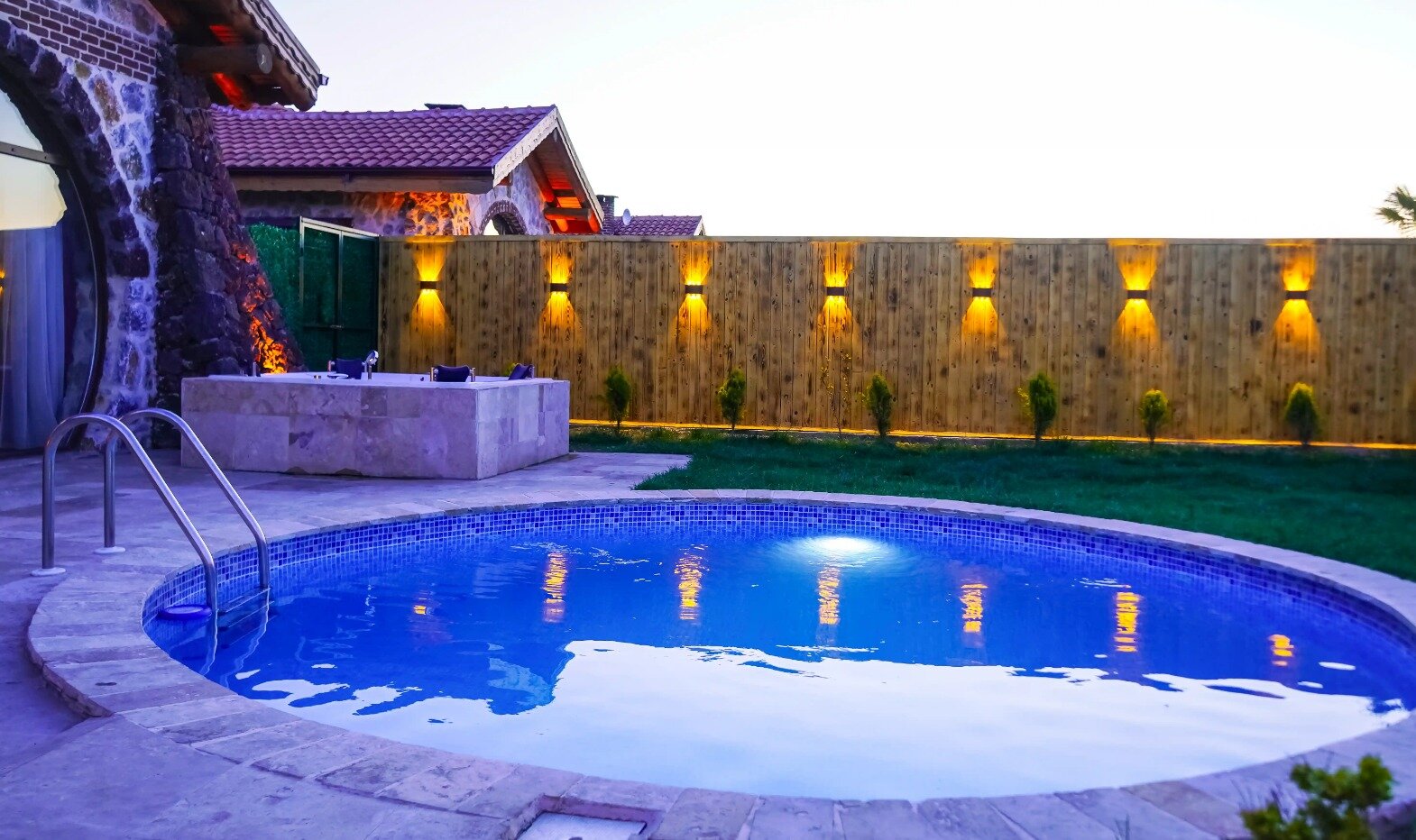 Taş Villa Göl Manzaralı Jakuzi ve Isıtmalı Havuzlu