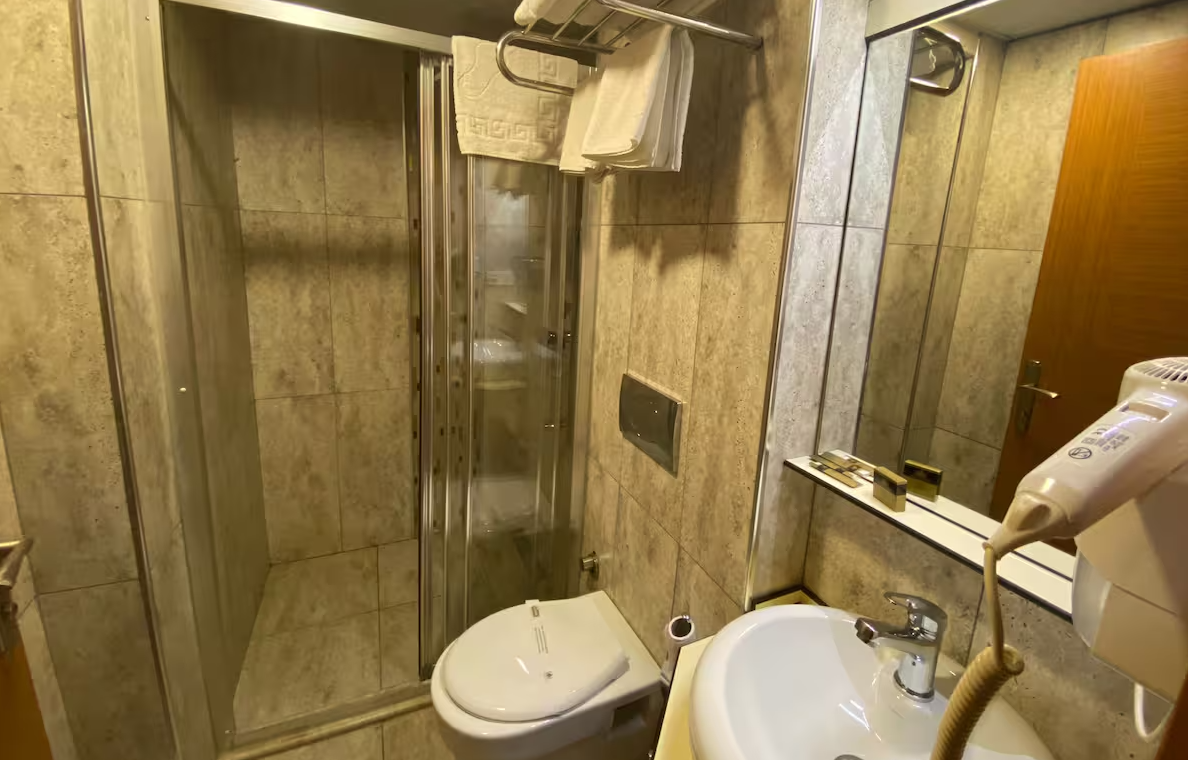 Golden Lounge Hotel · 5
