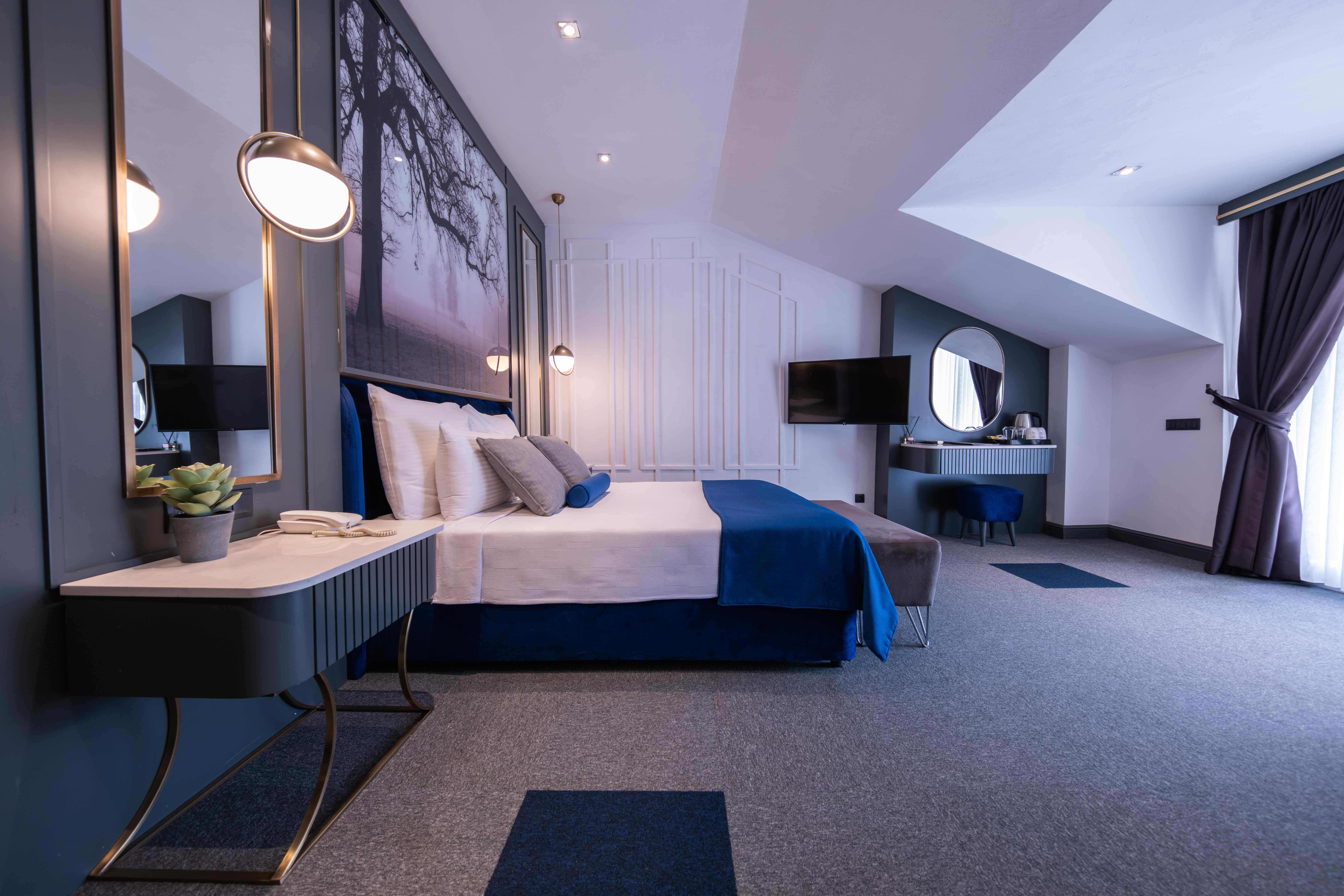 Deluxe Room, Viewless