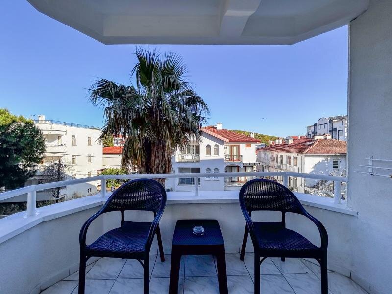Triple Deniz veya Kara Manzaralı Balkonlu Oda
