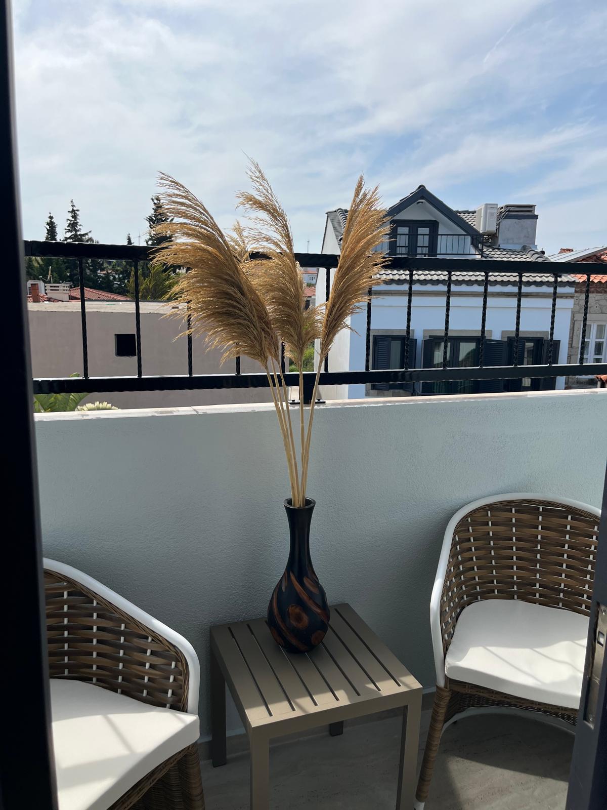 Roof Penthouse Has Balcony Room (Balcony)