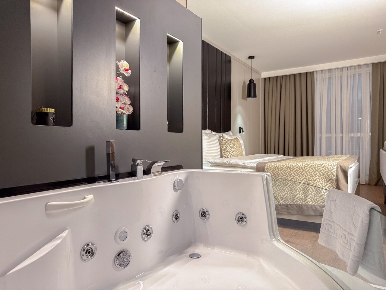 Corner Suite with Jacuzzi and Balcony