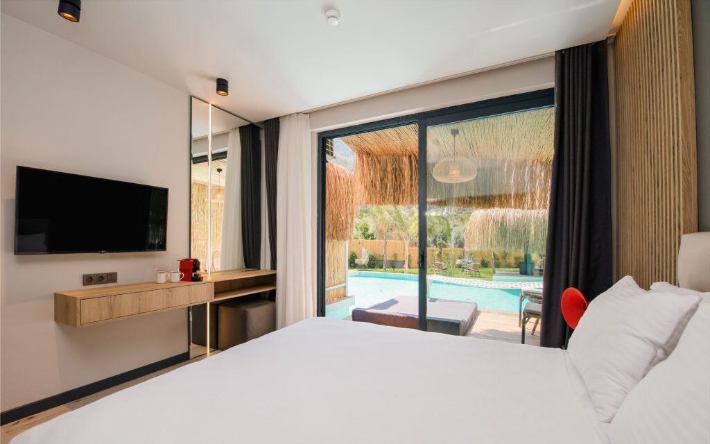 Swim Up Room