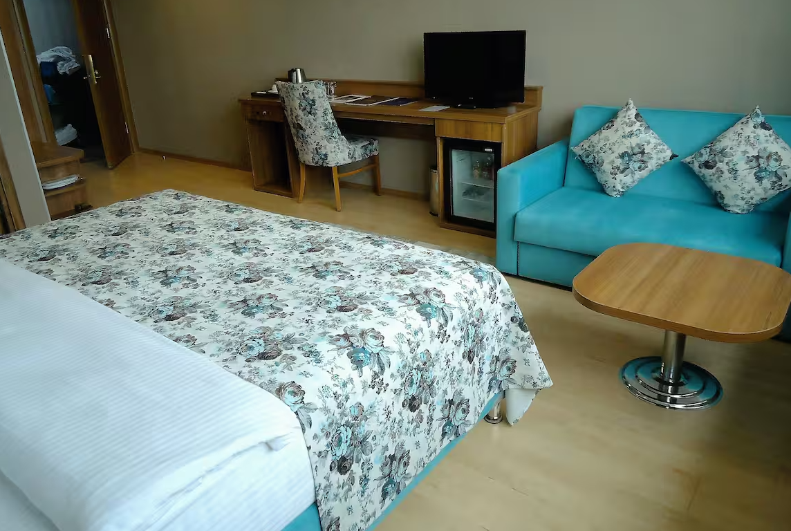 Golden Lounge Hotel · 8
