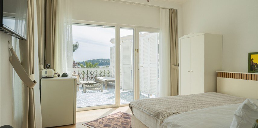 Offiousa Deluxe Deniz Manzaralı Balkonlu Oda