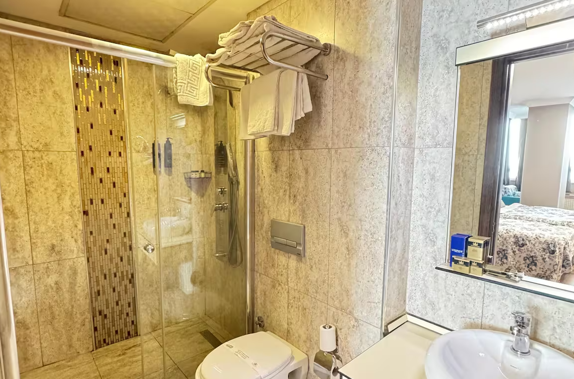 Golden Lounge Hotel · 20