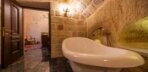 Deluxe Cave Suite with Bathtub Görseli