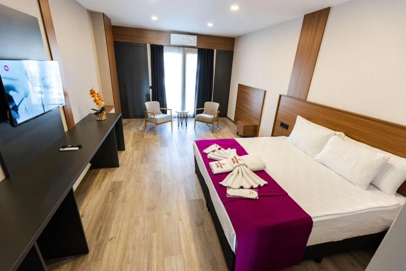 Deluxe Room, City View (Balcony)