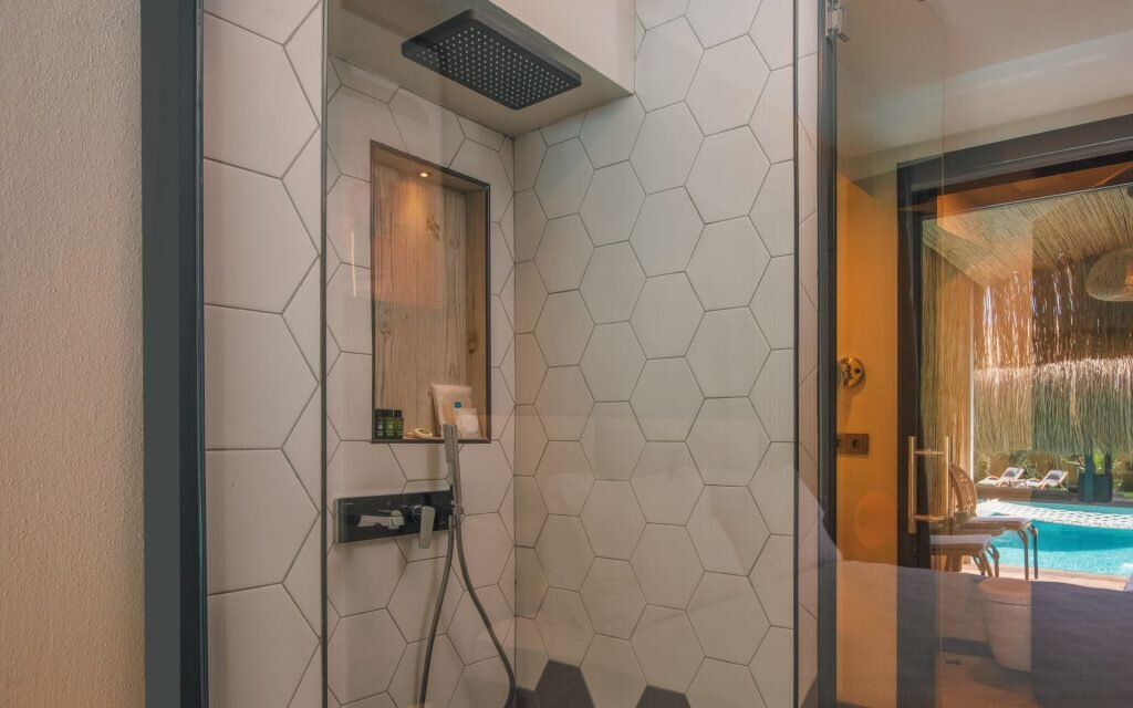 Swim Up Room