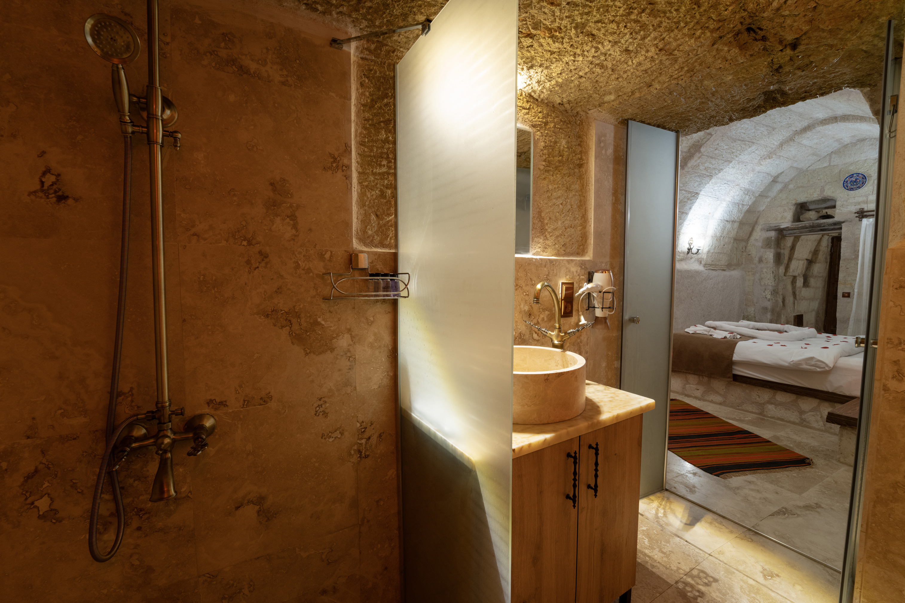 Royal Cave Suit Oda, Havuz Manzaralı