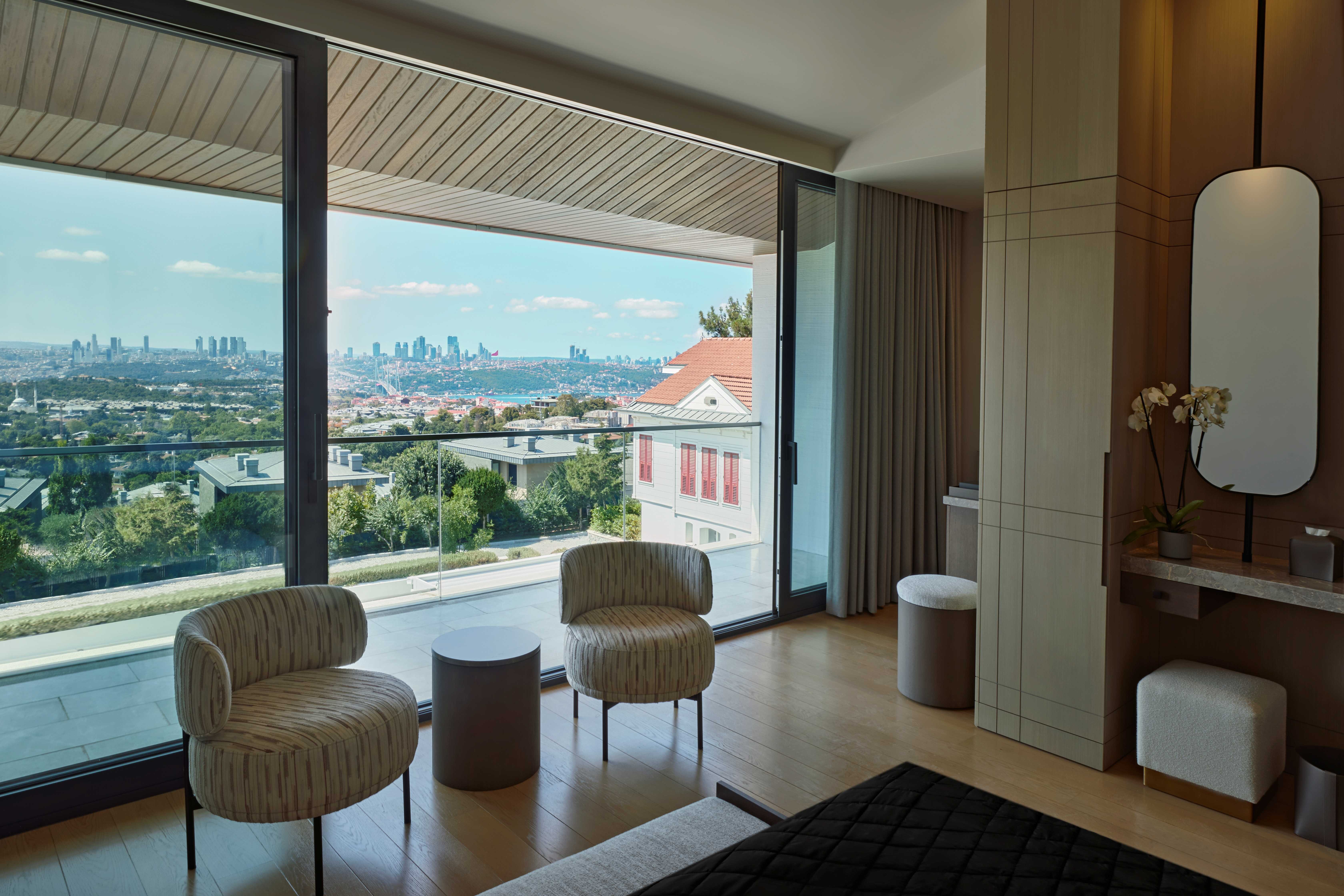Suite Room w/ Sea View & Balcony