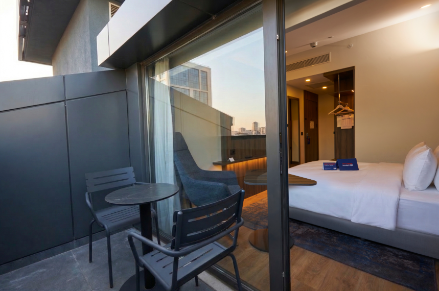 1 Queen Standard Room with Balcony and Sofa Bed