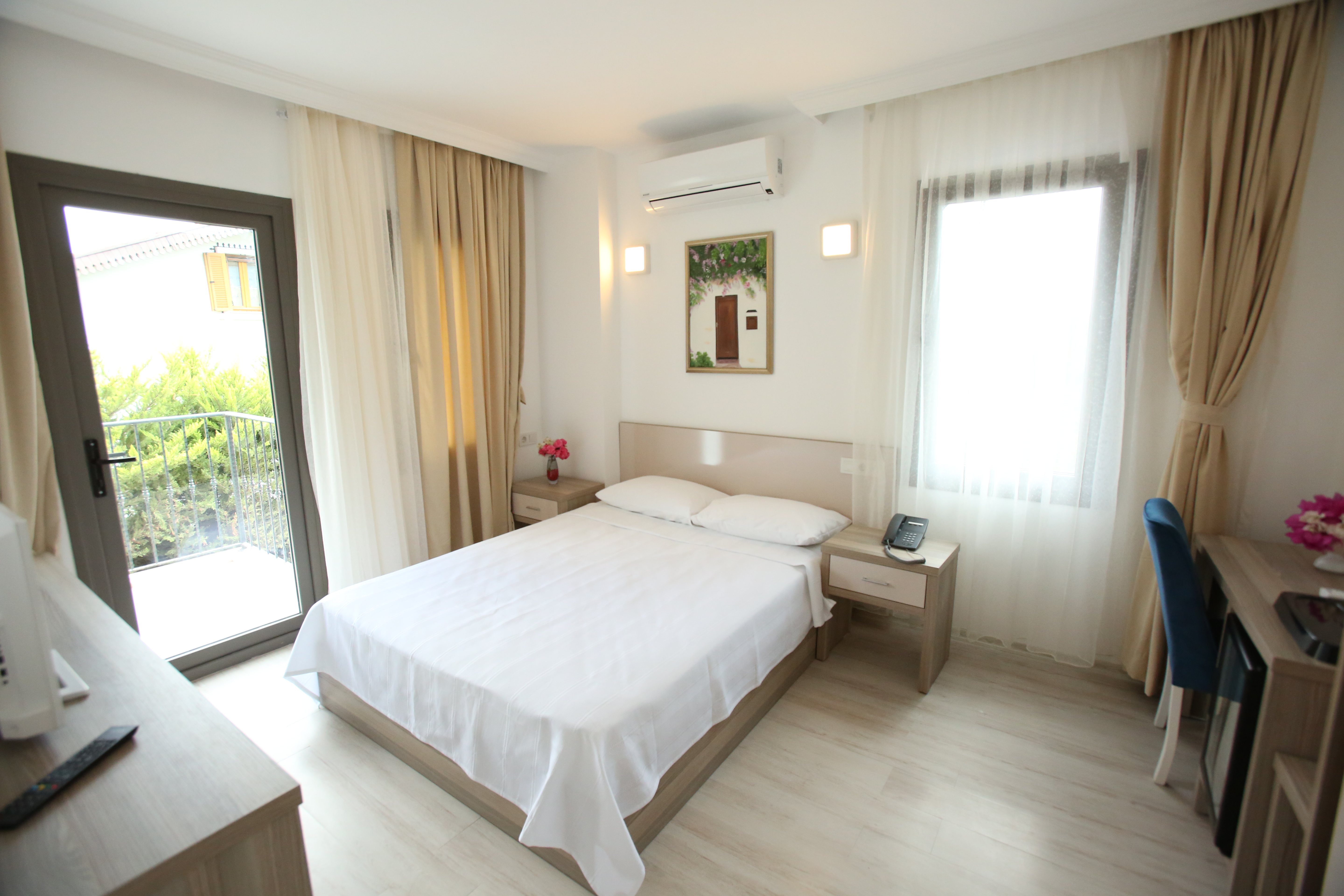 Havuz Ve Bahçe Manzaralı Oda