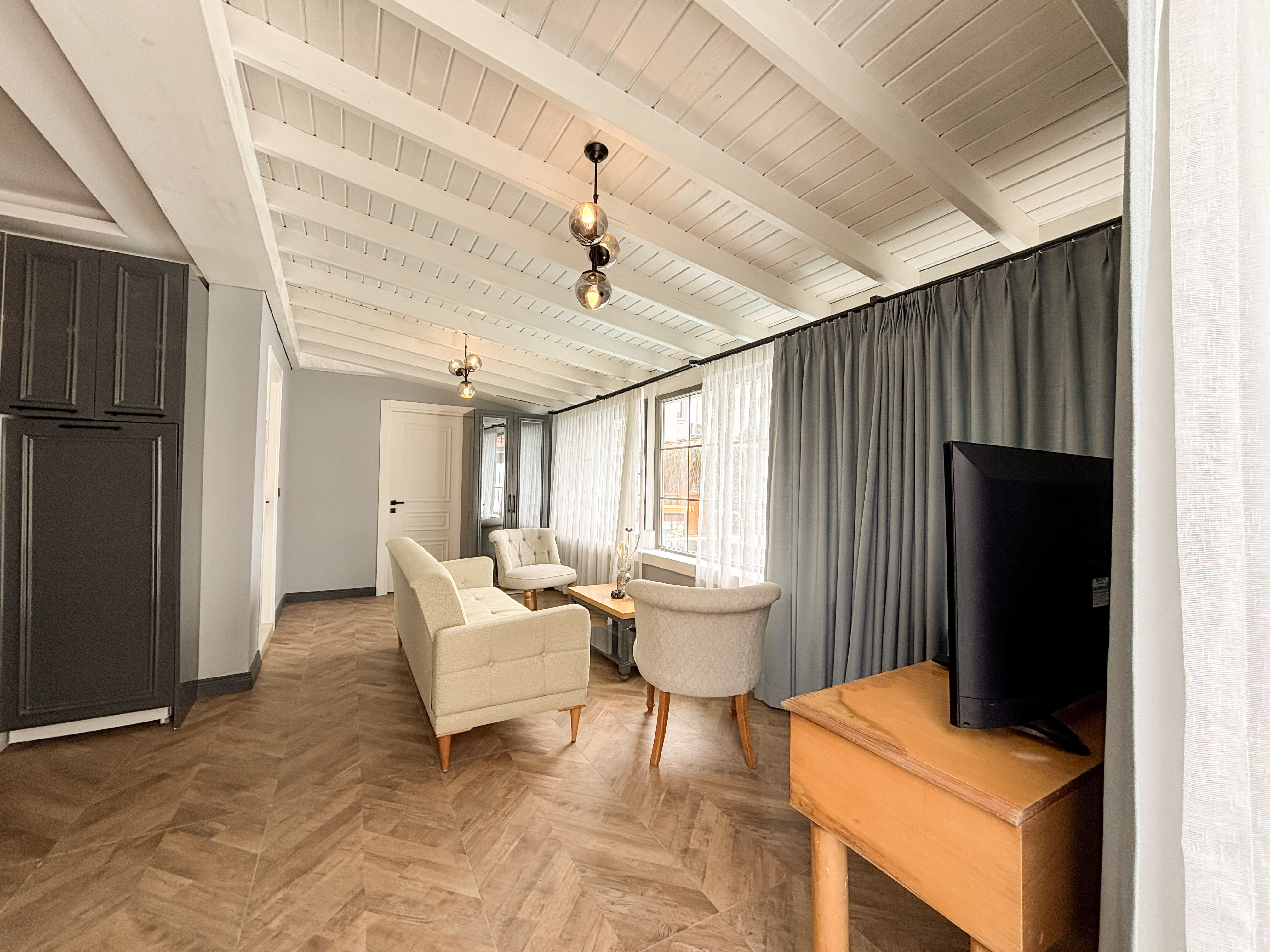 King Suite Pool View