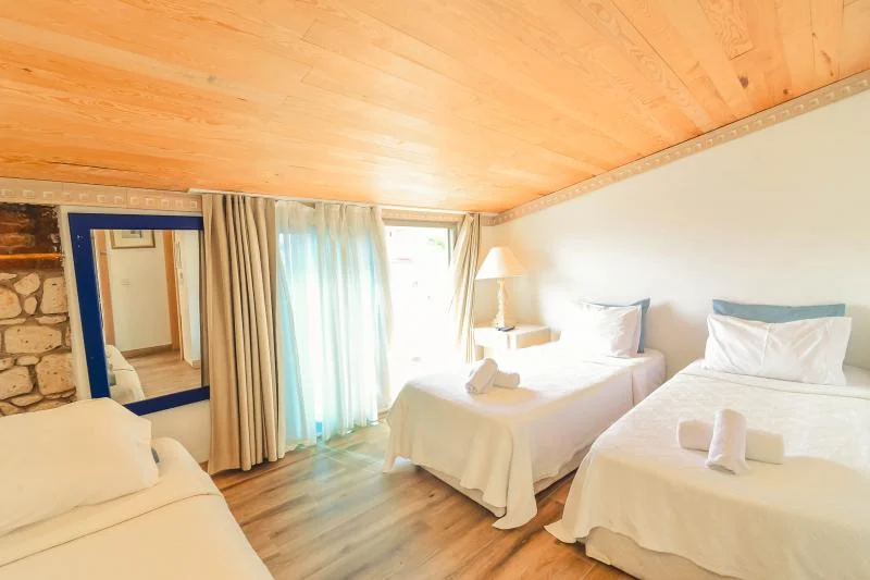 Comfort Oda, Havuz Manzaralı (3 Kişilik, Balkonlu)