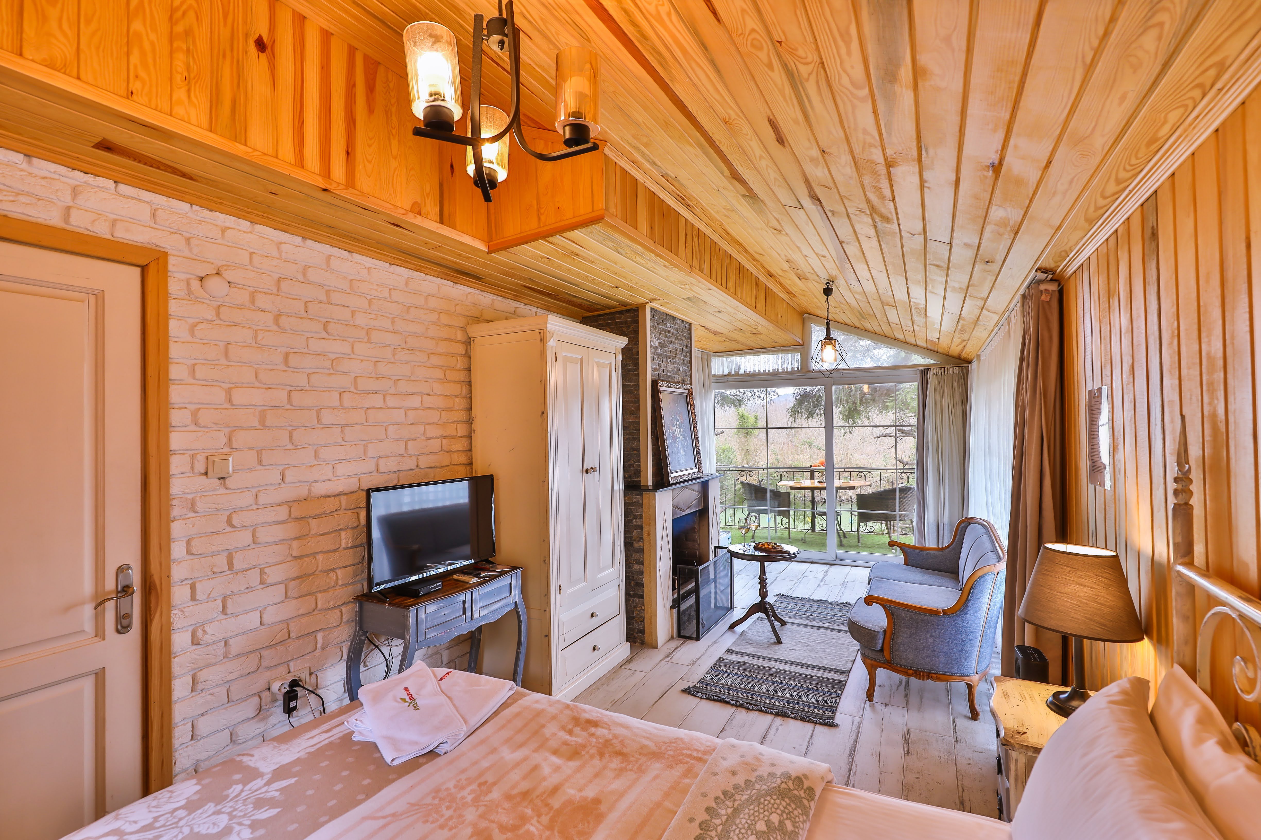 Corner Room, River View